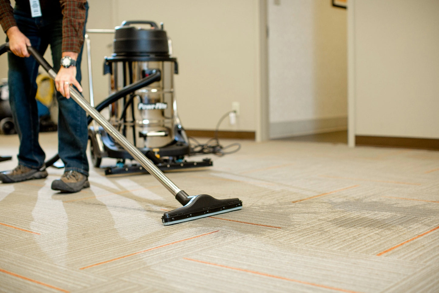 Powr-Flite Wet Dry Vacuum 20 Gallon Dual Motor with Stainless Steel Tank PF57 Sucking up water from carpet