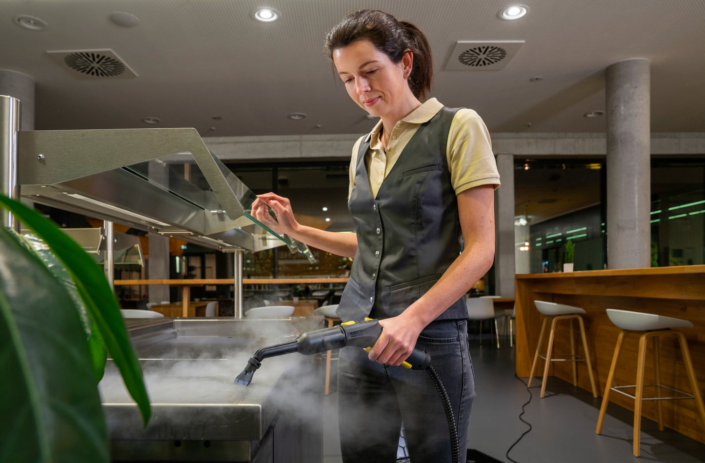 Karcher SG 4/4 cleaning food station with steam disinfecting